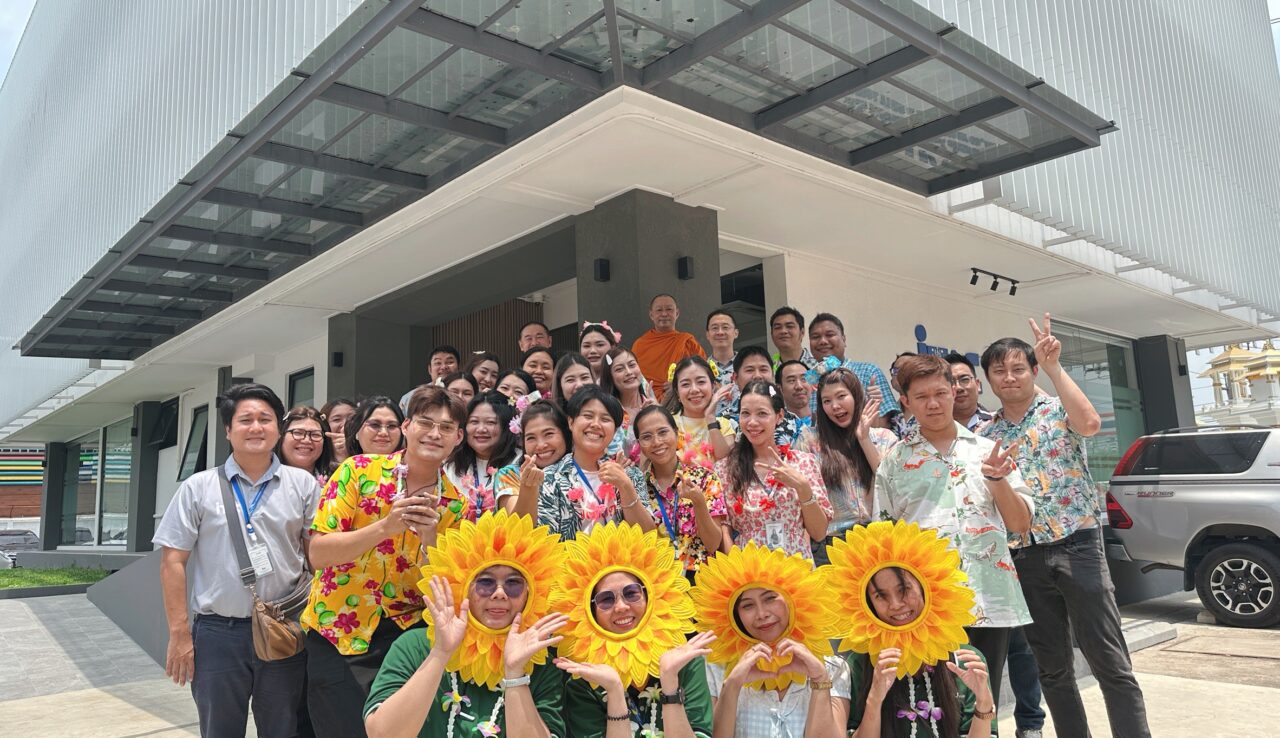 ผู้บริหารและพนักงาน บริษัท อินนิเชียล ไทร์ แอนด์ แอ็คเซสซอรี่ จำกัด ถ่ายรูปร่วมกันเพื่อเป็นที่ระลึกเนื่องในวันสงกรานต์
