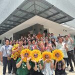 ผู้บริหารและพนักงาน บริษัท อินนิเชียล ไทร์ แอนด์ แอ็คเซสซอรี่ จำกัด ถ่ายรูปร่วมกันเพื่อเป็นที่ระลึกเนื่องในวันสงกรานต์