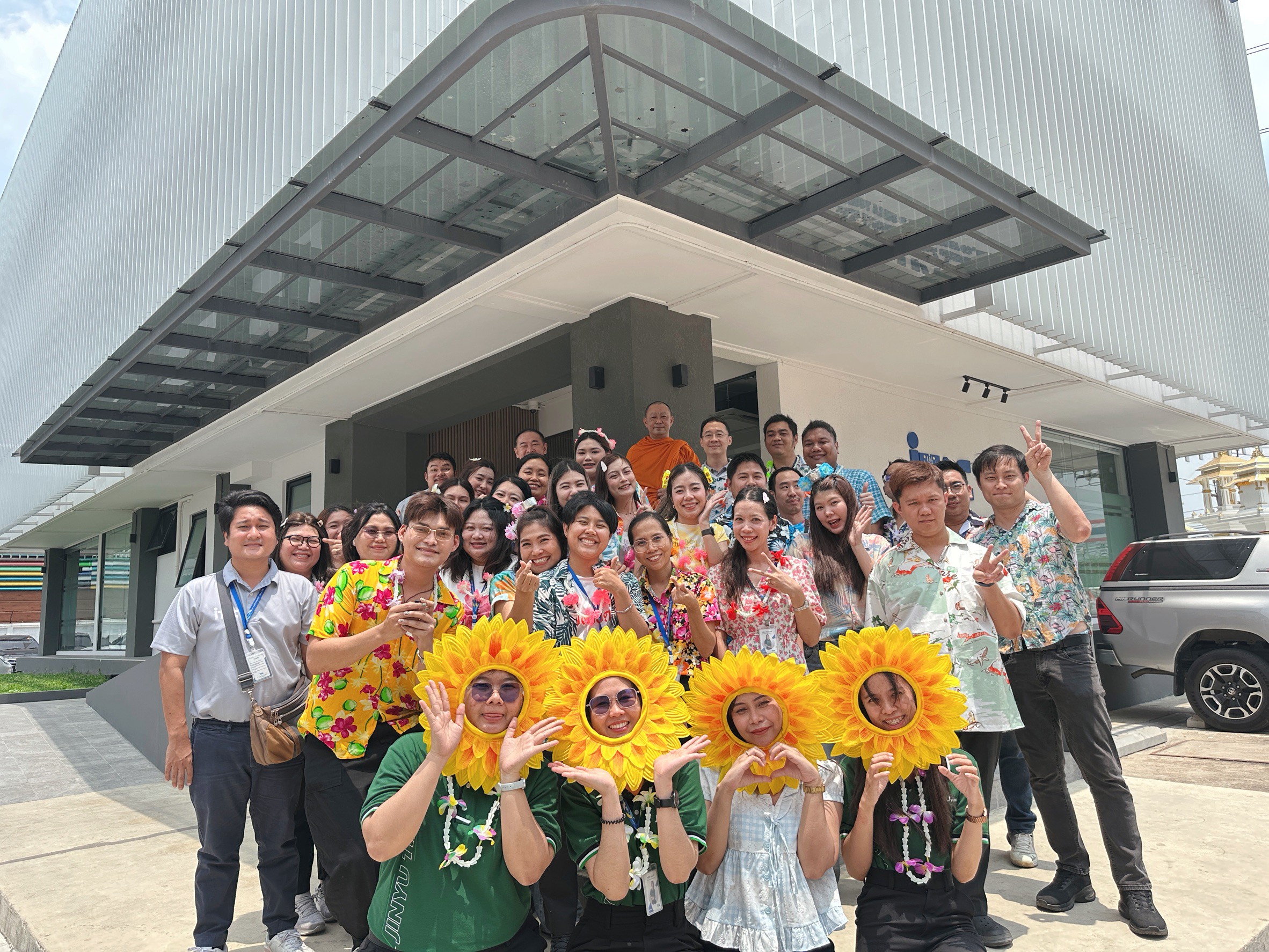ผู้บริหารและพนักงาน บริษัท อินนิเชียล ไทร์ แอนด์ แอ็คเซสซอรี่ จำกัด ถ่ายรูปร่วมกันเพื่อเป็นที่ระลึกเนื่องในวันสงกรานต์