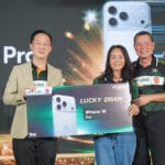 ผู้โชคดีได้รับรางวัลโทรศัพท์ iPhone18 จากกิจกรรม Lucky Draw ในงาน