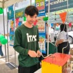พนักงานเล่นเกมส์ลวดมือนิ่งด้วยความตั้งใจ